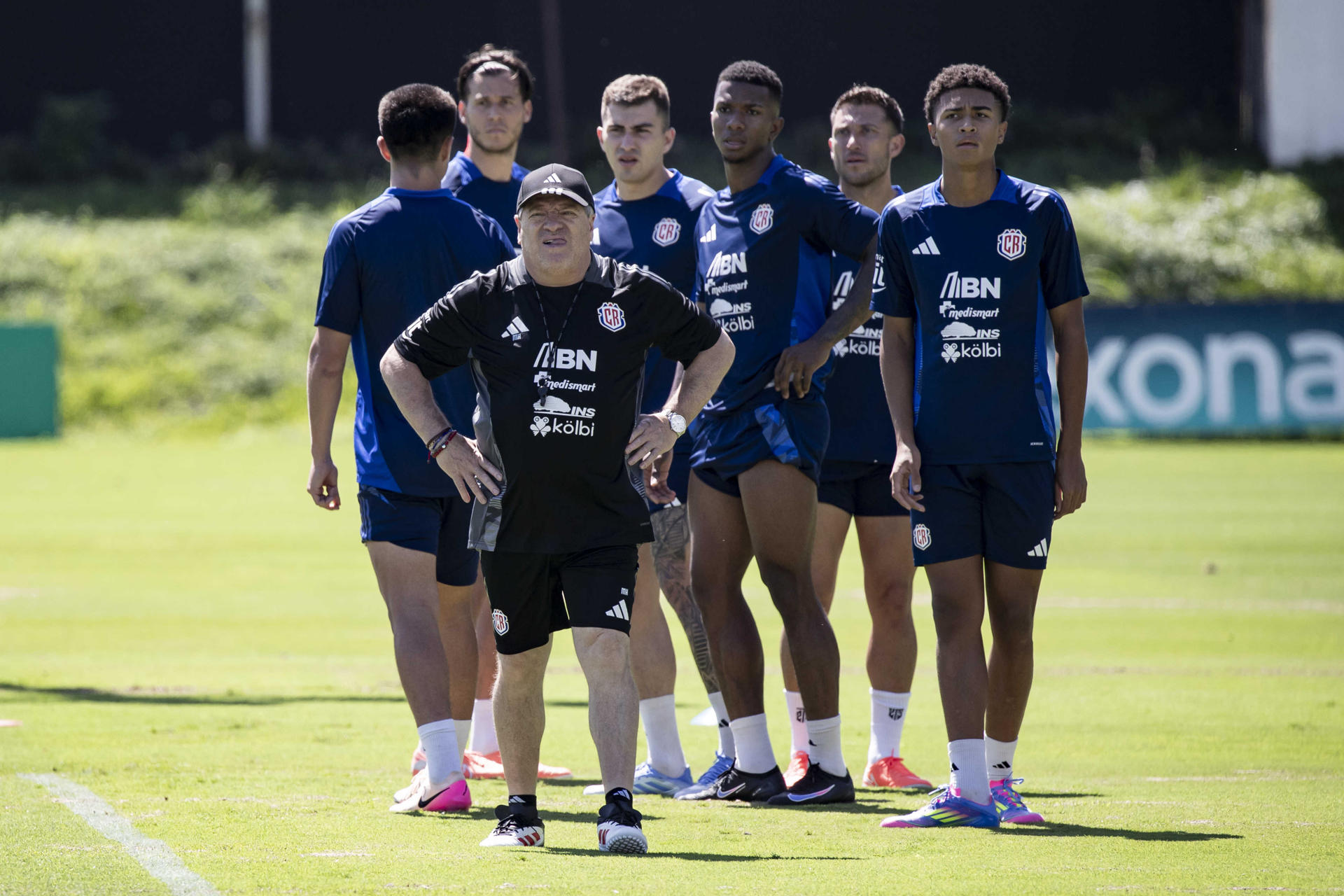 El entrenador de la selección de fútbol de Costa Rica, Miguel Herrera, dirige un entrenamiento en San José (Costa Rica). EFE/ Jeffrey Arguedas
