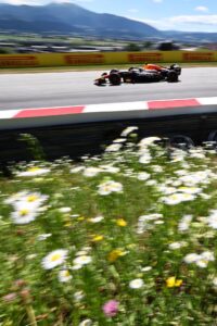 SPIELBERG (Austria).- El cuádruple campeón del mundo neerlandés Max Verstappen (Red Bull Racing) pilotando durante la jornada del sábado en el Gran Premio de Austria, que seguirá en el calendario del Mundial de Fórmula Uno hasta 2041, según se anunció este domingo en el citado circuito de Estiria. EFE/EPA/ANNA SZILAGYI