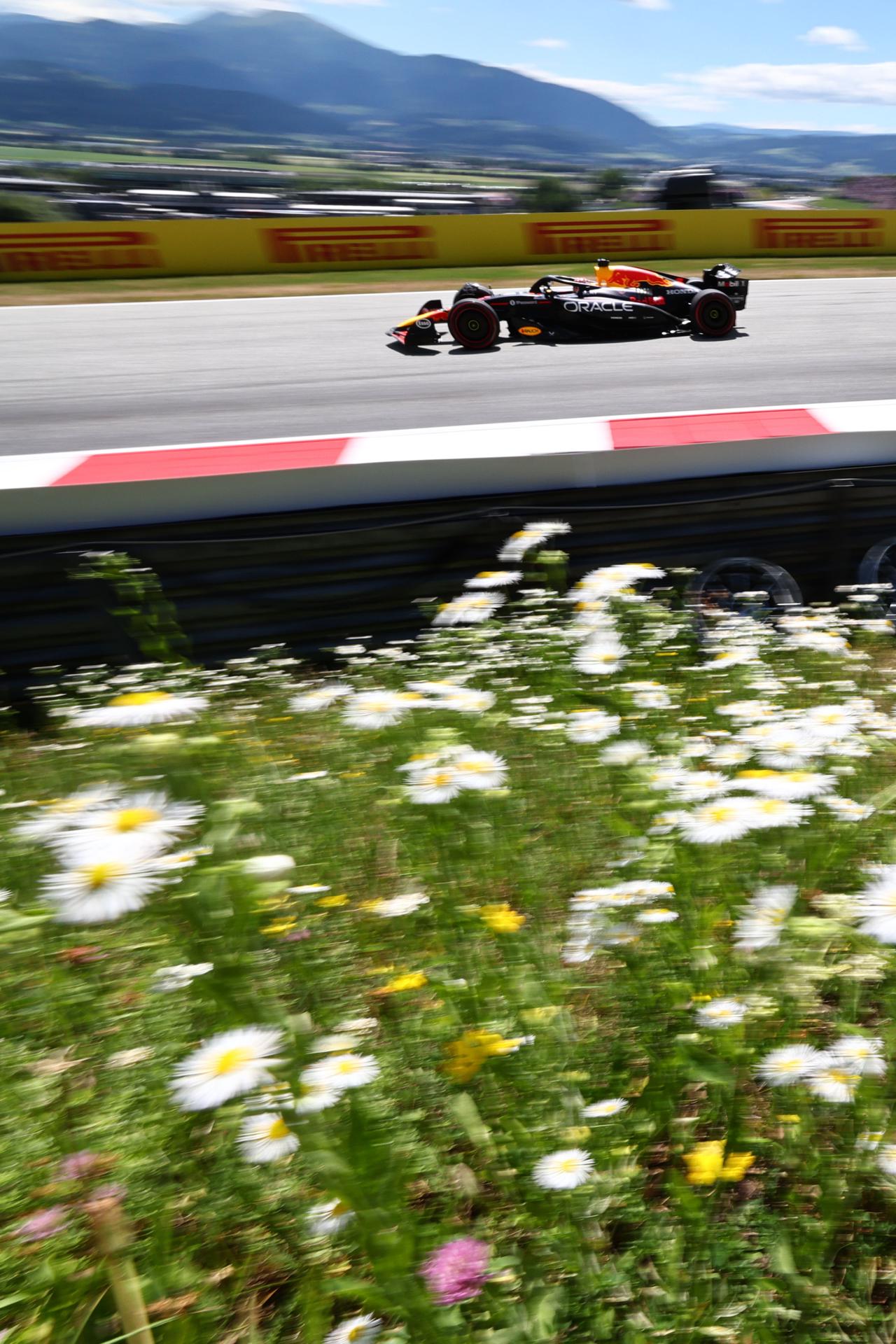 SPIELBERG (Austria).- El cuádruple campeón del mundo neerlandés Max Verstappen (Red Bull Racing) pilotando durante la jornada del sábado en el Gran Premio de Austria, que seguirá en el calendario del Mundial de Fórmula Uno hasta 2041, según se anunció este domingo en el citado circuito de Estiria. EFE/EPA/ANNA SZILAGYI