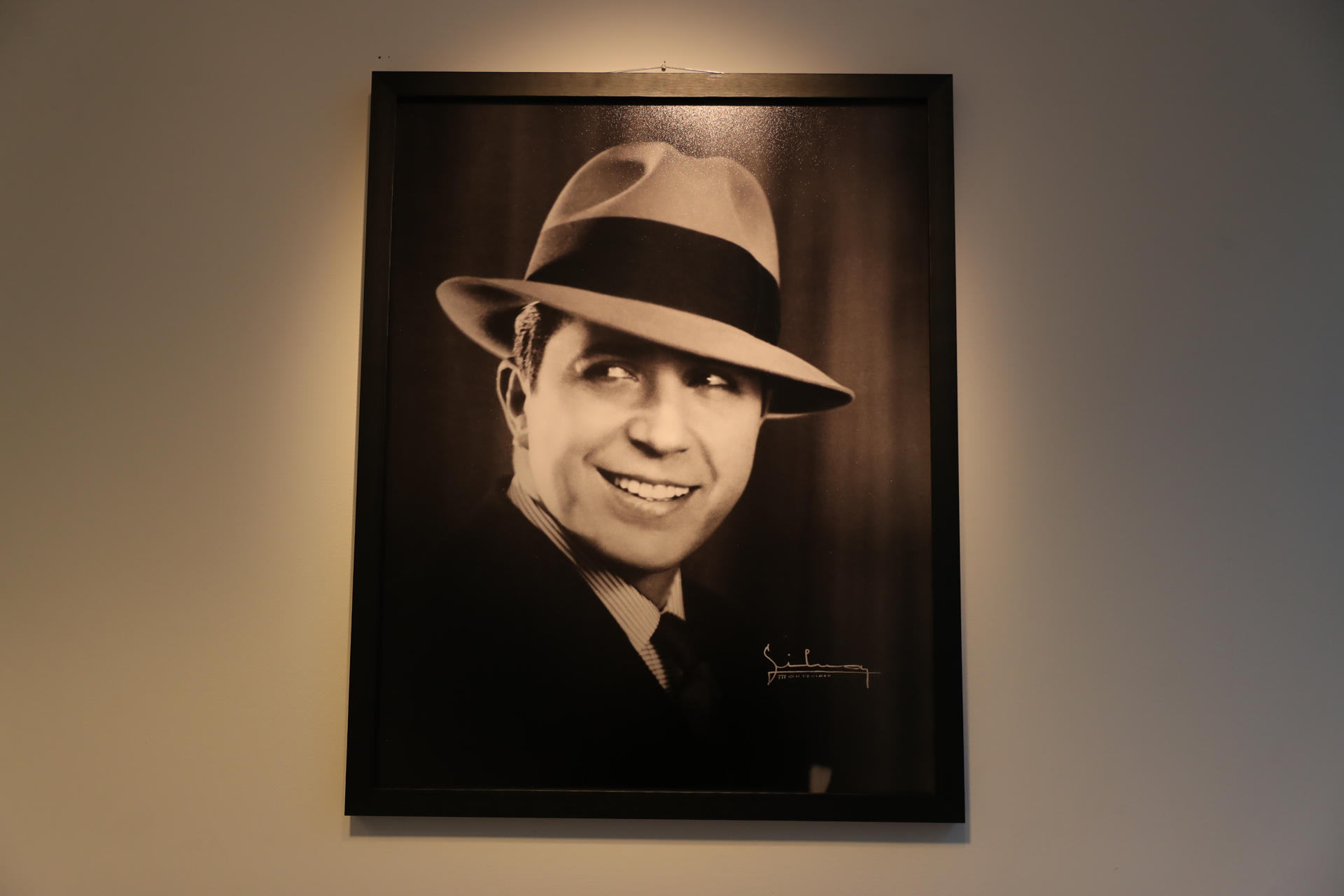 Fotografía de un retrato del cantante Carlos Gardel en el Museo de Historia del Arte (Muhar) de Montevideo (Uruguay). EFE/ ARCHIVO/Alejandro Prieto