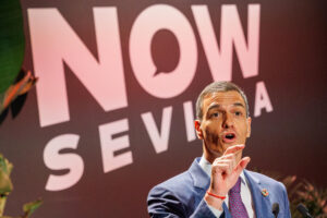 El presidente del Gobierno español, Pedro Sanchez, este domingo en Sevilla en un acto de Global Citizen Now en el marco de la IV Conferencia Internacional de la ONU sobre Financiación al Desarrollo que comenzará en la capital andaluza este lunes. Sánchez, considera que este encuentro es "el momento de la verdad" para impulsar la cooperación que haga posibles los objetivos de desarrollo sostenible. Global Citizen Now es la organización líder en el mundo que promueve la erradicación de la pobreza extrema. EFE/Julio Muñoz