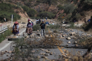 Foto que muestra a seguidores del expresidente Evo Morales bloquean una de las vías que une el este con el oeste boliviano el lunes, en Parotani (Bolivia). EFE/ Luis Gandarillas