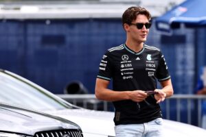 George Russell, de Mercedes, llegando este viernes al circuito en Spielberg. EFE/EPA/ANNA SZILAGYI
