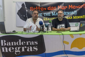 El portavoz de Ecologistas en Acción de Murcia, Pedro Luengo (d), acompañado por el portavoz confederal,Cristóbal López (i), durante un momento de la presentación de su informe anual 'Banderas Negras' de 2025 para señalar los casos más relevantes de contaminación y mala gestión ambiental en las costas españolas: entrega 48 enseñas, 2 por provincia y/o ciudad autónoma, este martes en la sede de Ecologistas en Acción de Murcia. EFE/Marcial Guillén