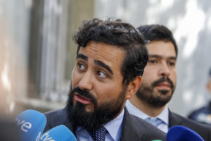 El eurodiputado Luis Pérez Fernández, conocido como Alvise, atiende a los medios en los alrededores del Tribunal Supremo este viernes donde acudió para declarar en una causa abierta en su contra, en este caso por los mensajes que dirigió en la red Telegram contra la fiscal de delitos de odio de Valencia, Susana Gisbert. EFE/ Javier Lizón