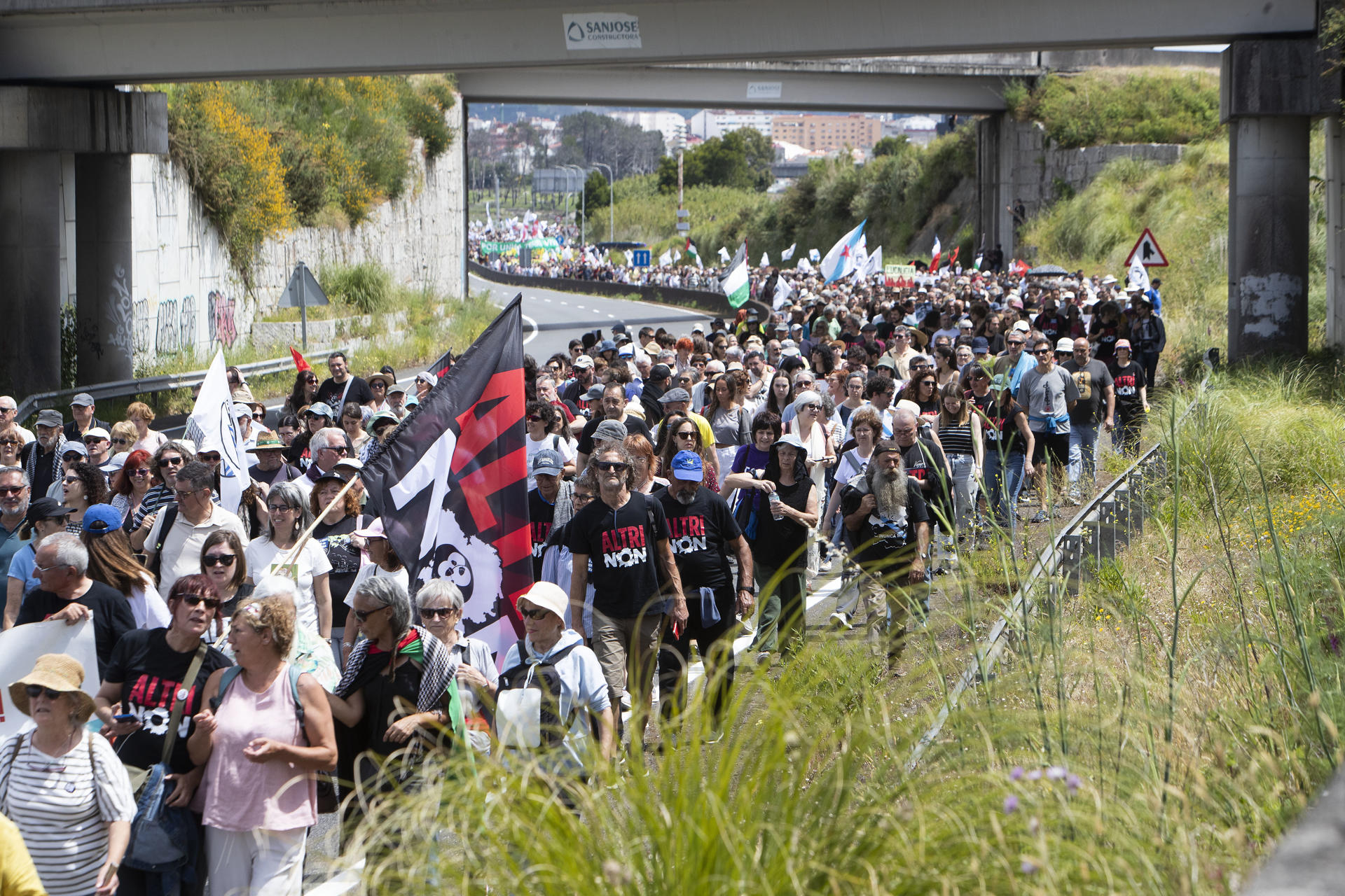 Colectivos ecologistas, plataformas vecinales y movimientos sociales han convocado una nueva manifestación para reclamar la marcha de la fábrica de celulosa de Ence de la ría de Pontevedra y frenar el proyecto de Altri en Palas (Lugo), en lo que han denominado como campaña contra un modelo industrial "depredador e insostenible". EFE/ Salvador Sas
