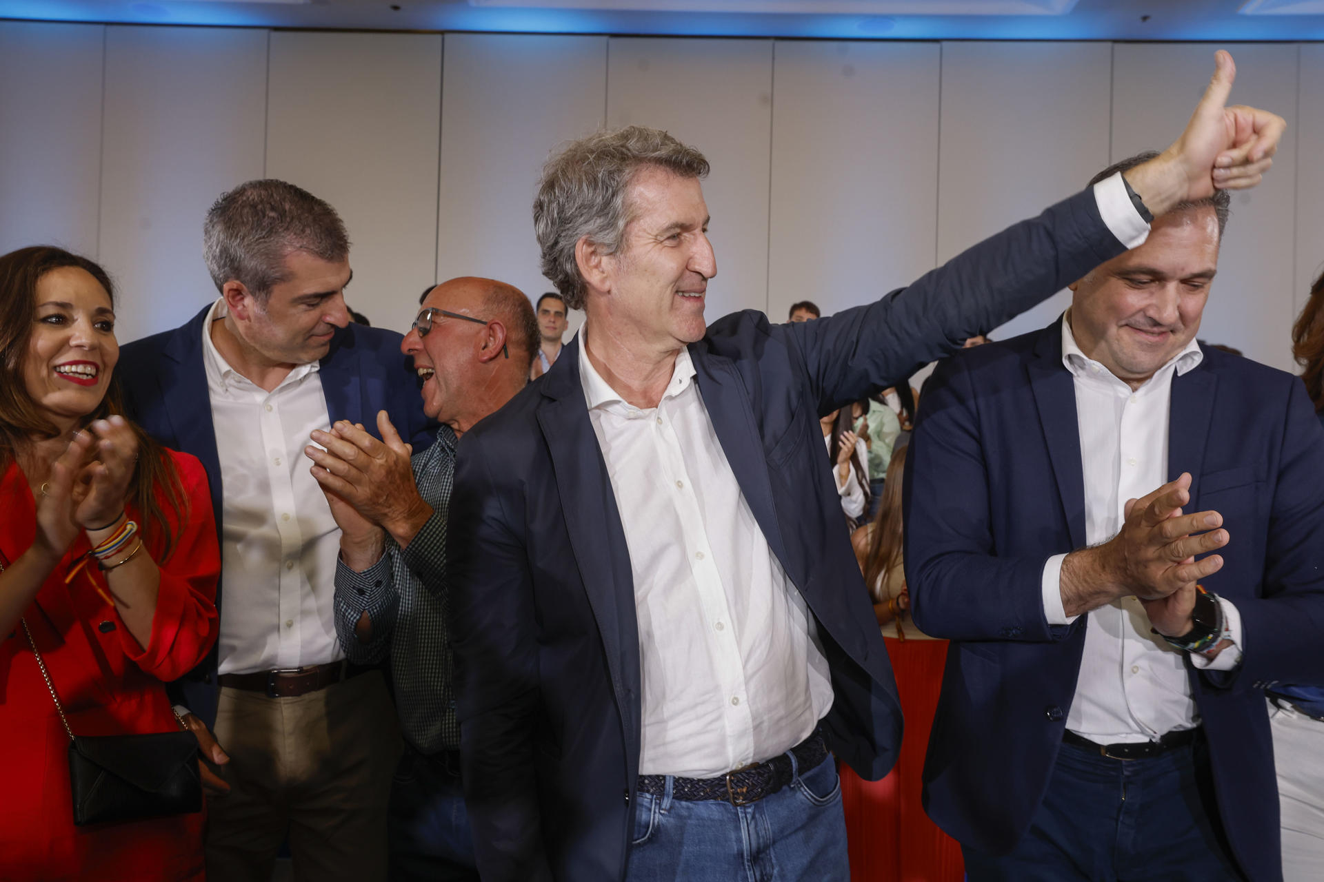 El presidente del PP, Alberto Núñez Feijóo (2d) durante un acto político en Las Palmas de Gran Canaria en su campaña previa al Congreso Nacional que va a celebrar su partido del 4 al 6 de julio en Madrid. EFE/ Elvira Urquijo A
