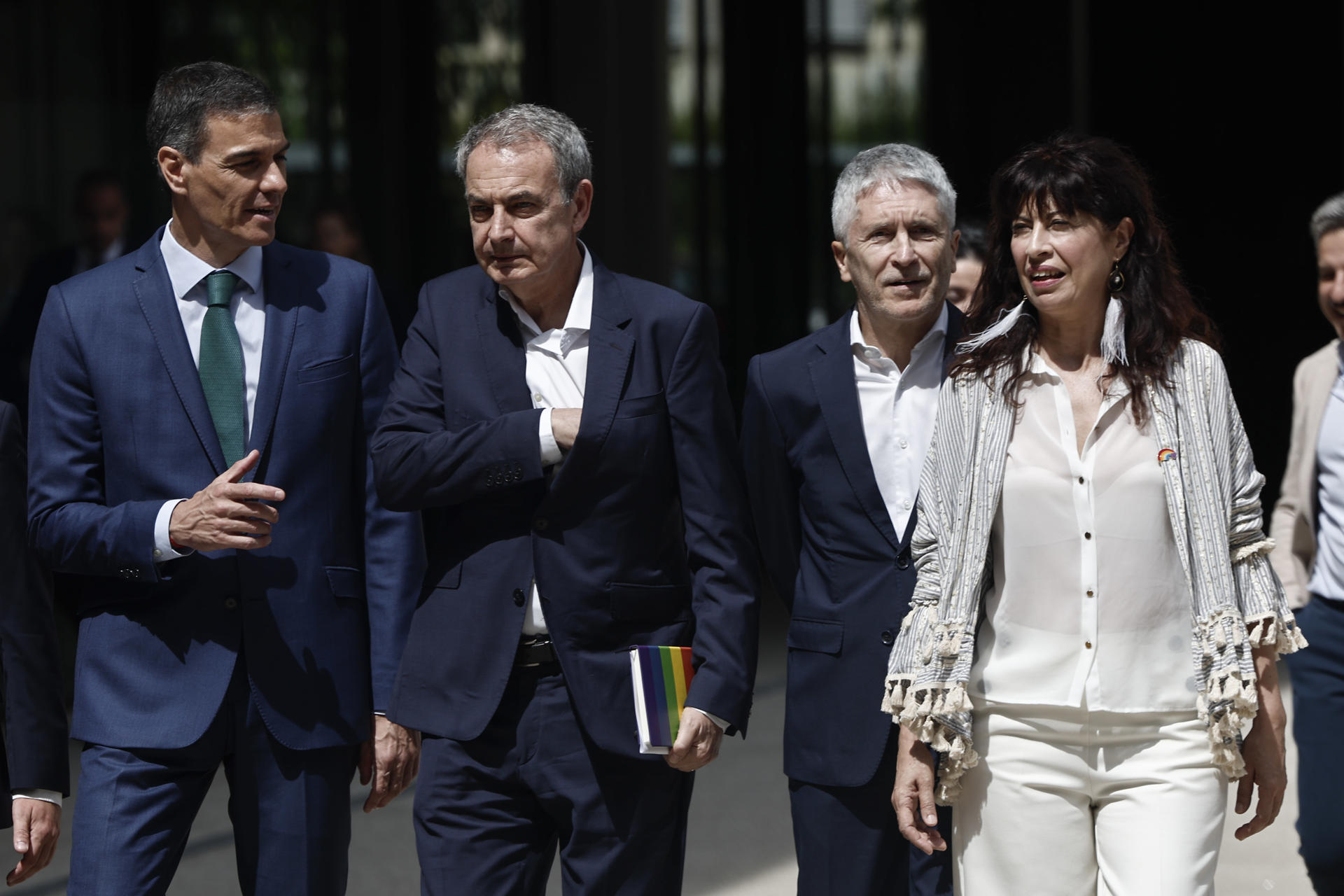 El presidente del Gobierno, Pedro Sánchez (i), acompañado del expresidente José Luis Rodríguez Zapatero (2i) y los ministros de Igualdad, Ana Redondo e Interior, Fernando Grande Marlaska (3d), a su llegada este lunes al acto conmemorativo del 20º aniversario de la ley que legalizó el matrimonio entre personas del mismo sexo. EFE/ Sergio Perez