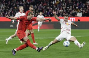 Imagen de archivo de un enfrentamiento la pasada temporada entre el Bayern Múnich y el RB Leipzig. EFE/EPA/RONALD WITTEK CONDITIONS - ATTENTION: The DFL regulations prohibit any use of photographs as image sequences and/or quasi-video.