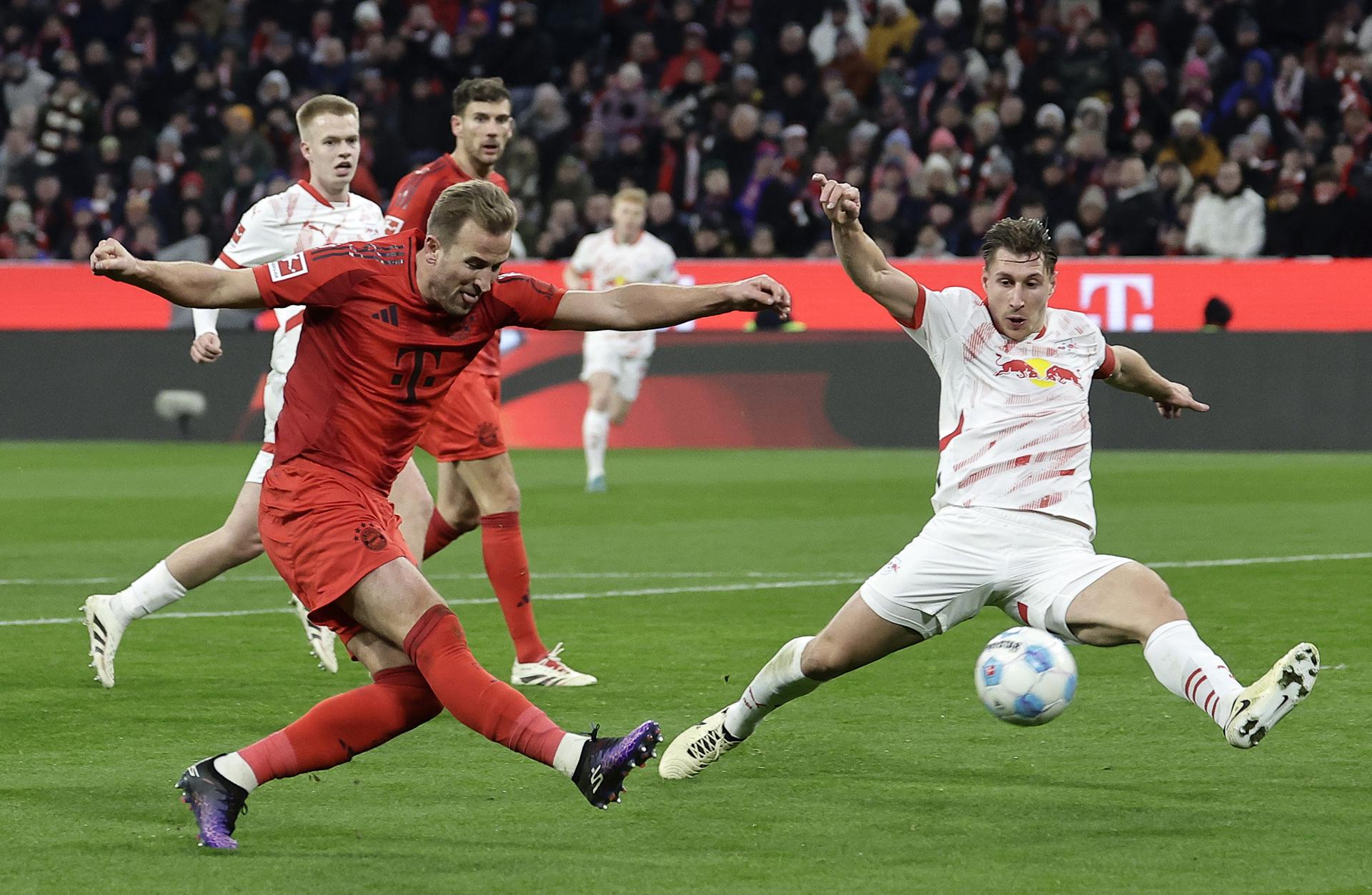 Imagen de archivo de un enfrentamiento la pasada temporada entre el Bayern Múnich y el RB Leipzig. EFE/EPA/RONALD WITTEK CONDITIONS - ATTENTION: The DFL regulations prohibit any use of photographs as image sequences and/or quasi-video.