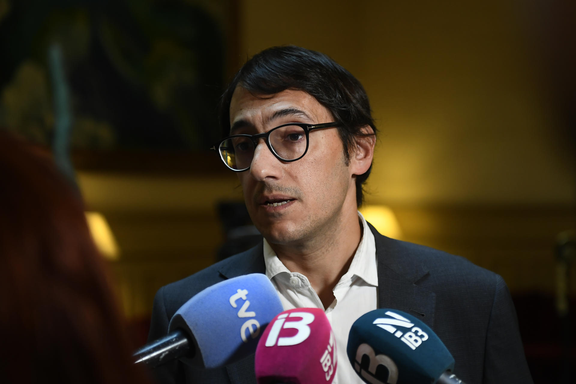 El portavoz del PSIB, Iago Negueruela, atiende a los medios antes del inicio del Pleno del Parlament Balear, este martes en Palma. EFE/ Miquel A. Borràs
