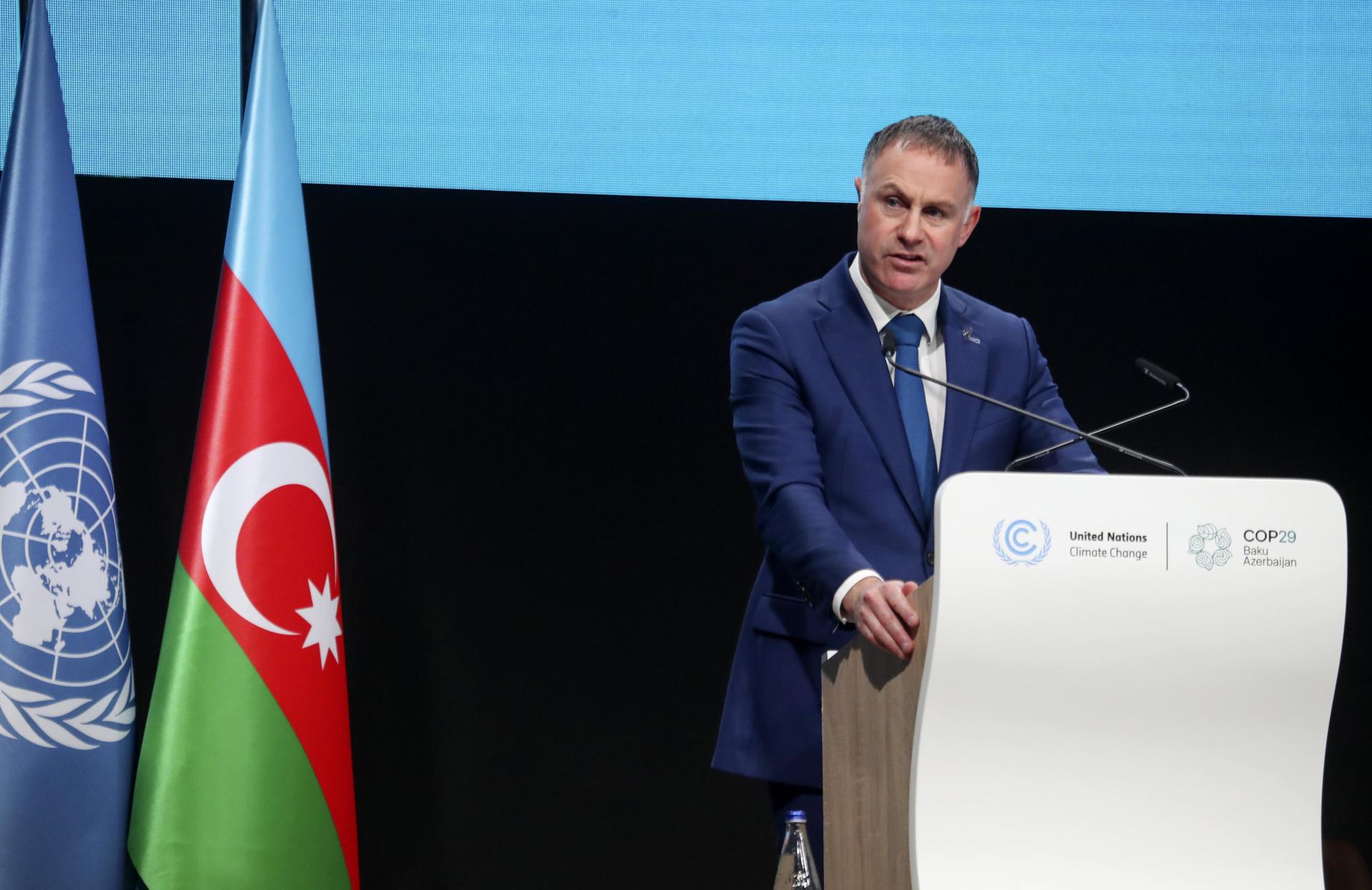 Fotografía de archivo, tomada el 19/11/2024, que muestra al ministro de Cambio Climático de Nueva Zelanda, Simon Watts, durante un acto público en Azerbaiyán. EFE/EPA/IGOR KOVALENKO