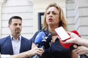La diputada de Coalición Canaria en el Congreso, Cristina Valido (d), y el secretario de Organización del partido, David Toledo (i), se dirigen a medios de comunicación tras reunirse con el secretario de Estado de Relaciones con las Cortes, Rafael Simancas; y el director del gabinete de la vicepresidenta primera y ministra de Hacienda, Carlos Moreno, este martes en el Congreso. EFE/ Chema Moya