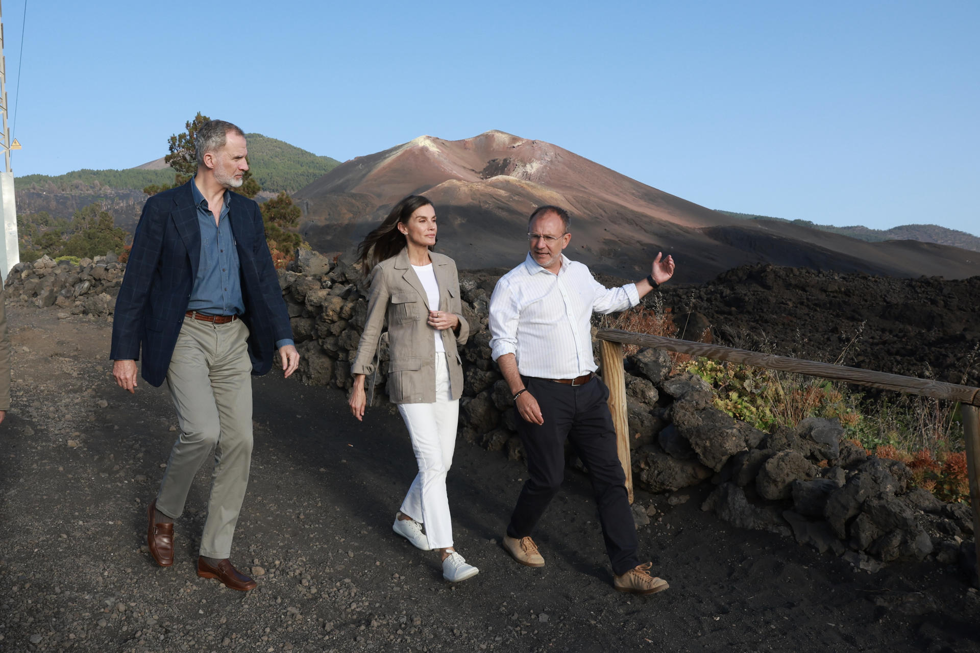 Los reyes Felipe y Letizia, durante la visita que ha realizado, este viernes, al Valle de Aridane, en la isla de La Palma, para conocer la realidad de la reconstrucción de la isla tres años y nueve meses después de la erupción del volcán Tajogaite. EFE /Casa de S.M. El Rey/José Jiménez -SOLO USO EDITORIAL/SOLO DISPONIBLE PARA ILUSTRAR LA NOTICIA QUE ACOMPAÑA (CRÉDITO OBLIGATORIO)-