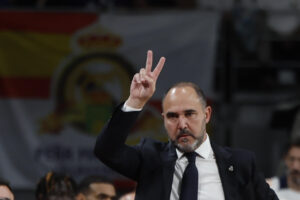 El técnico del Real Madrid, Chus Mateo, mejor entrenador del mes de mayo en la Liga Endesa. EFE / Sergio Perez.