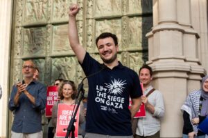 El exestudiante de la Universidad de Columbia y activista propalestino Mahmoud Khalil en una manifestación de 'Bienvenida a casa' en las escaleras de la Catedral de San Juan el Divino en Nueva York, EE. UU., el 22 de junio de 2025. EFE/JULIUS CONSTANTINE MOTAL