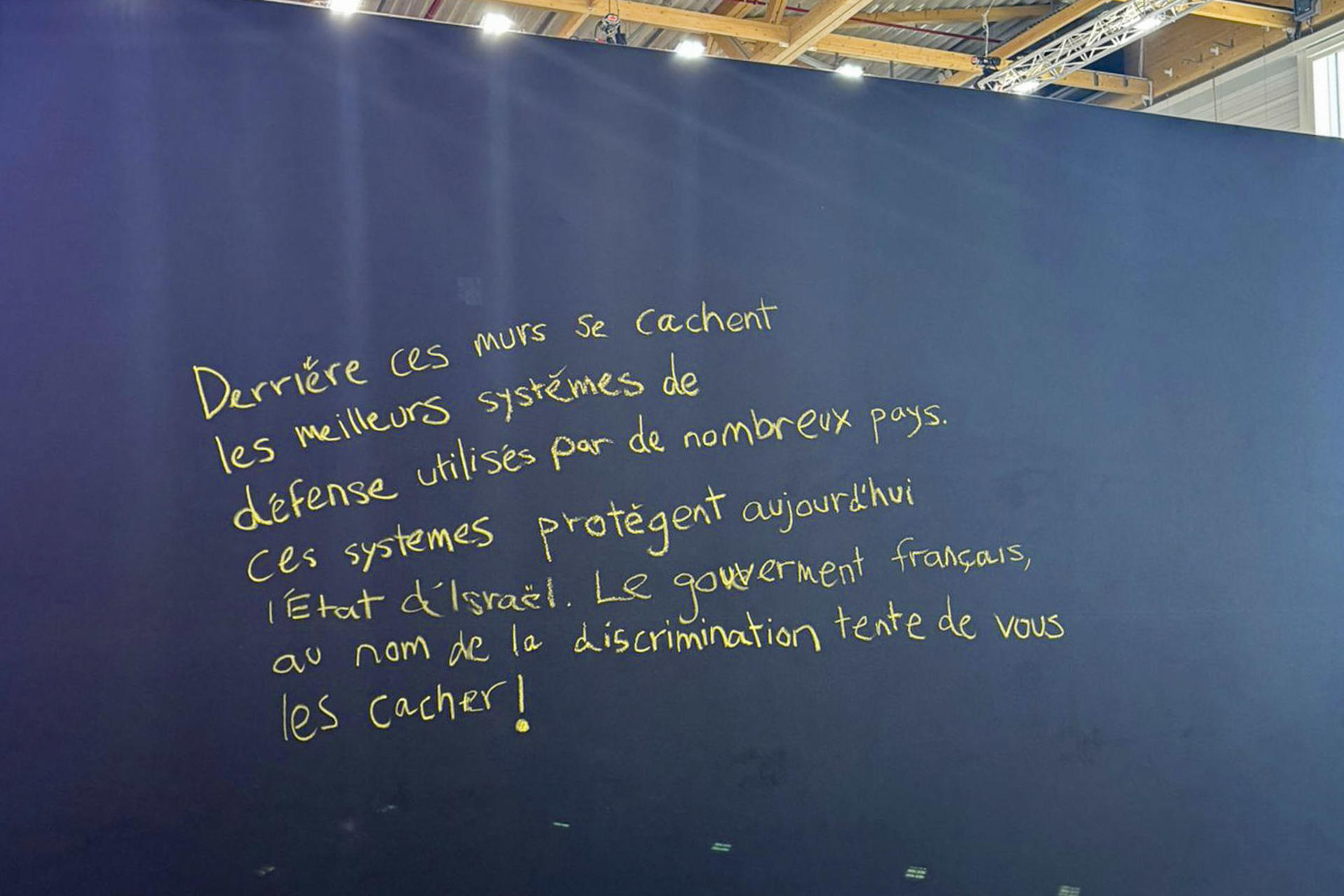 Mensaje a favor de Israel escrito en uno de los stands del Salón Internacional de Aeronáutica y del Espacio de Le Bourget, la mayor feria del sector. EFE/Rafael SOLO USO EDITORIAL/SOLO DISPONIBLE PARA ILUSTRAR LA NOTICIA QUE ACOMPAÑA (CRÉDITO OBLIGATORIO)