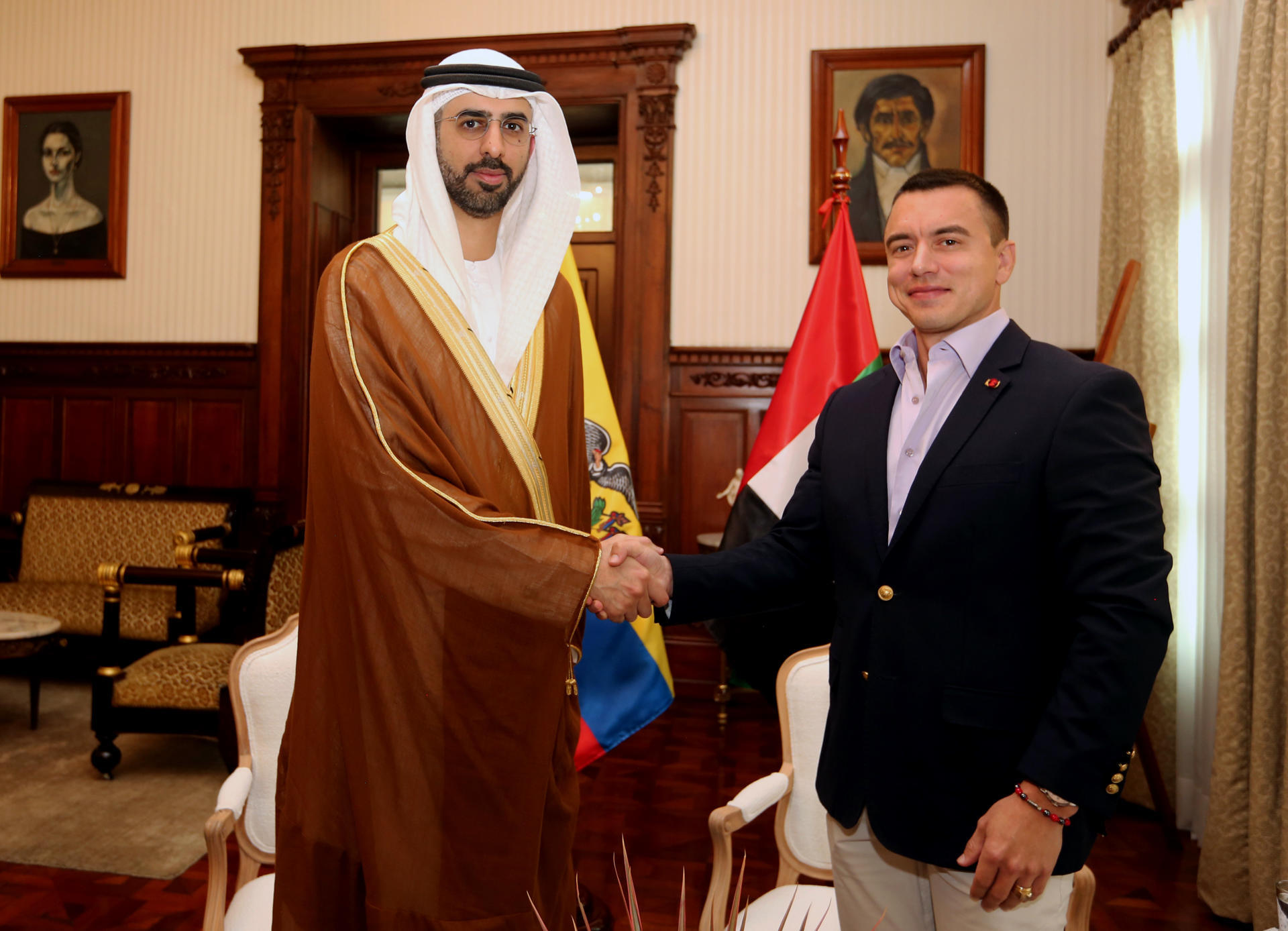 Fotografía cedida del mandatario, Daniel Noboa (d), posando junto al ministro de Estado de Inteligencia Artificial, Economía Digital y Aplicaciones de Teletrabajo de Emiratos Árabes Unidos, Omar Sultan Al Olarna, durante una reunión en Quito (Ecuador). EFE/ Presidencia de Ecuador