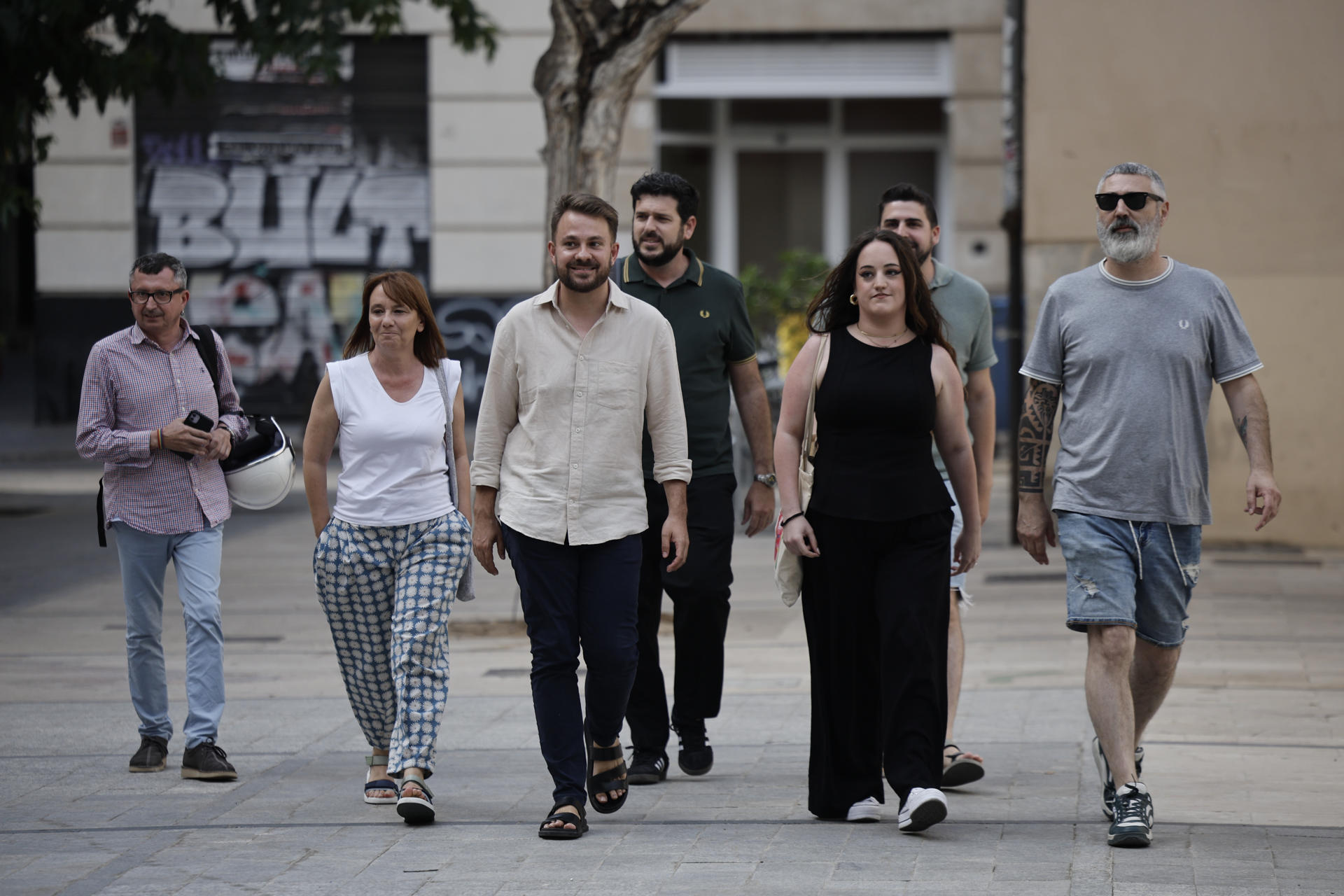 La ejecutiva de Iniciativa, liderada por el diputado, Alberto Ibañez (3º i), a su llegada a la comisión ejecutiva de Compromís que se reúne para adoptar una decisión sobre la relación con Sumar, tras la división de los partidos que forman la coalición valenciana, ya que Més ha abogado por abandonar el grupo parlamentario en el Congreso e Iniciativa por seguir formando parte de él. EFE/Biel Aliño