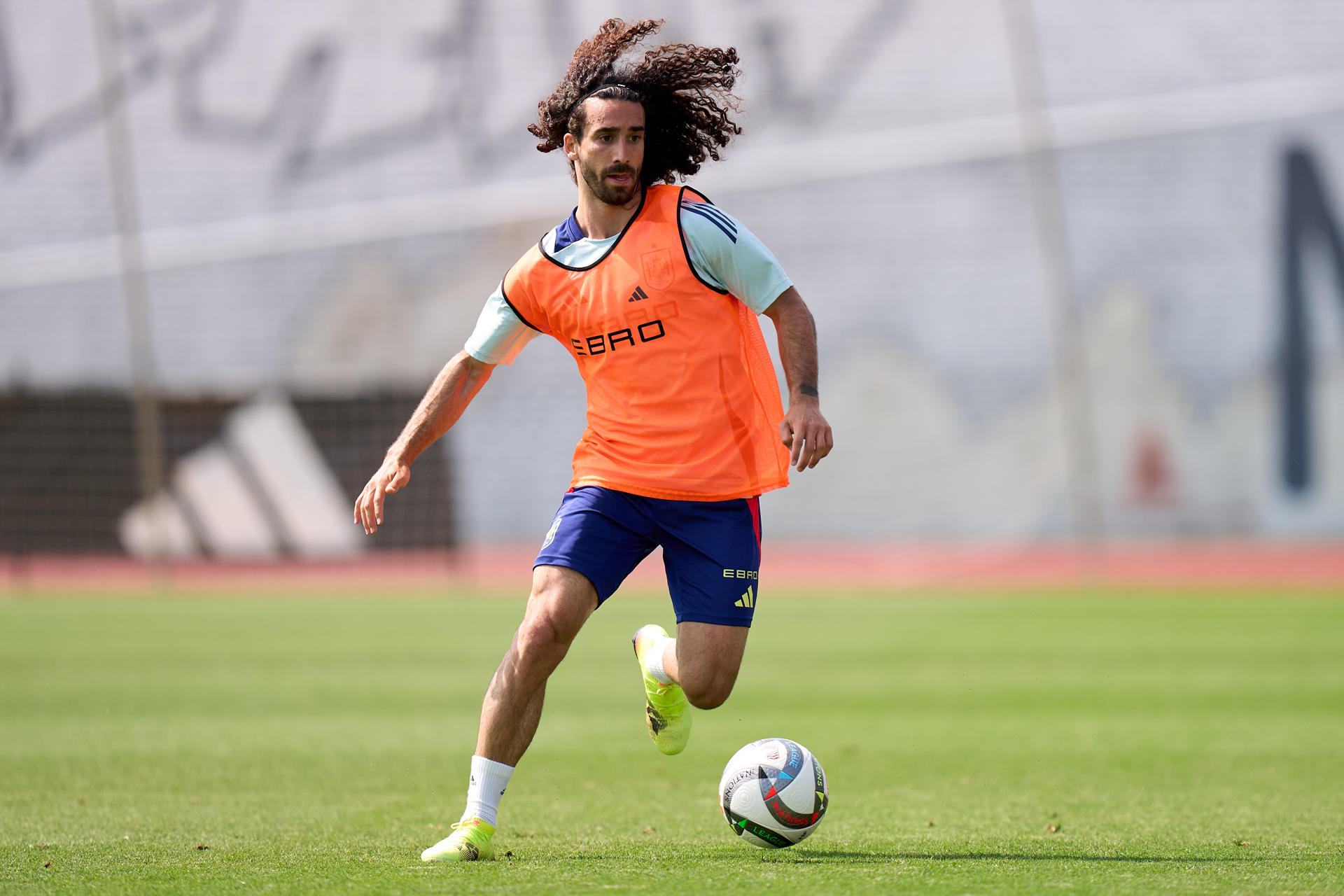 El jugador de la selección española de fútbol Marc Cucurella durante el entrenamiento que el combinado nacional ha llevado a cabo para preparar la Final Four de la UEFA Nations League 2024/25, este lunes en la Ciudad del Fútbol de Las Rozas,. EFE/RFEF/ Ángel Martínez
