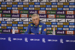 El entrenador de la selección brasileña de fútbol, Carlo Ancelotti, habla durante una rueda de prensa en el Arena NeoQuímica, en São Paulo (Brasil). EFE/ Isaac Fontana