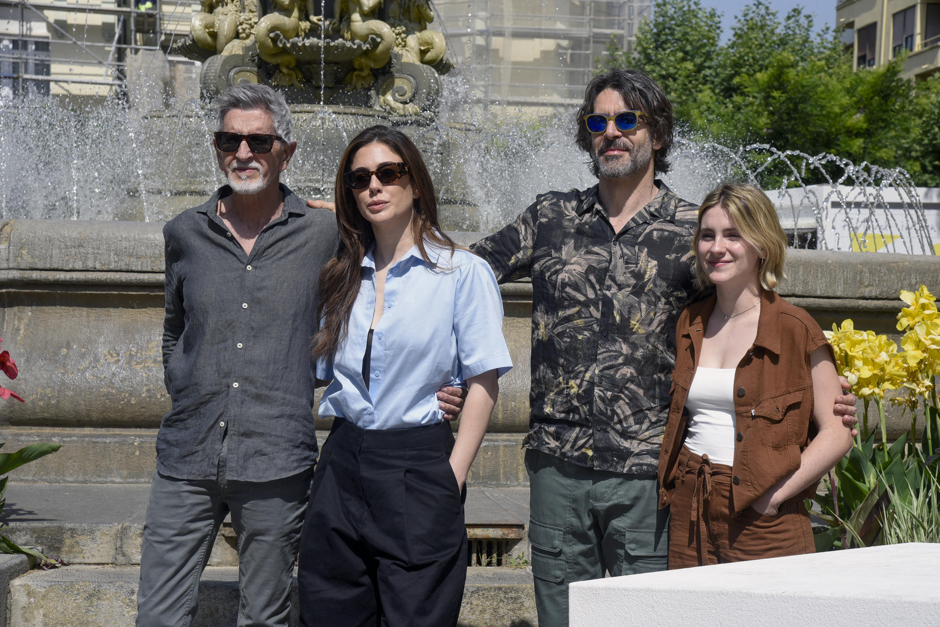 Los actores Laura Mora (i-d), Eduardo Noriega y Blanca Suárez y el director Antonio Hernández intervienen en la presentación en primicia del tráiler de la película "Parecido a un asesinato" este viernes en el Festival de cine de Huesca. EFE/ Javier Blasco