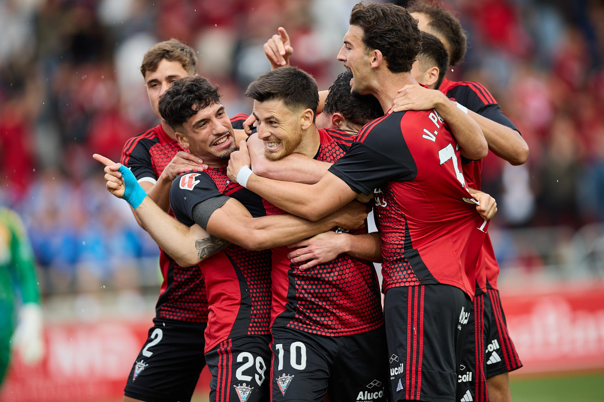 El centrocampista del Mirandés Alberto Reina (c) celebra tras anotar el primer gol del equipo durante el partido de ida de la final de ascenso a Primera División que CD Mirandés y Real Oviedo disputaron en Miranda de Ebro. EFE/David Pérez-Cejuela
