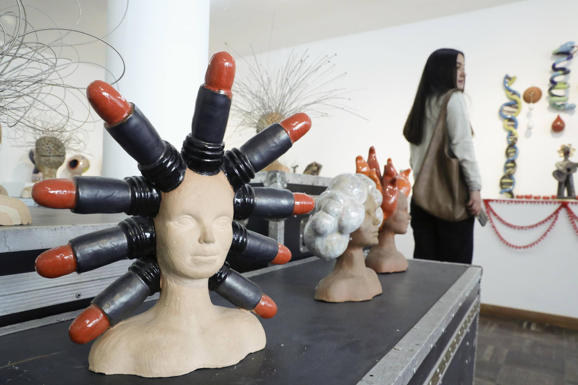 Fotografía de cerámicas pertenecientes a la exposición 'Nicho Candela’ de la artista Andrea Echeverri, este 25 de junio de 2025, en la Galería Arte Salón Comunal en Bogotá, (Colombia). EFE/ Carlos Ortega