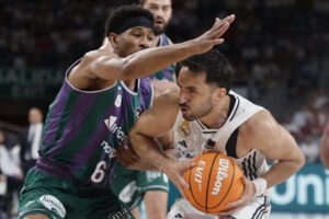 Facundo Campazzo intenta superar a Kameron Taylor. EFE/Sergio Pérez