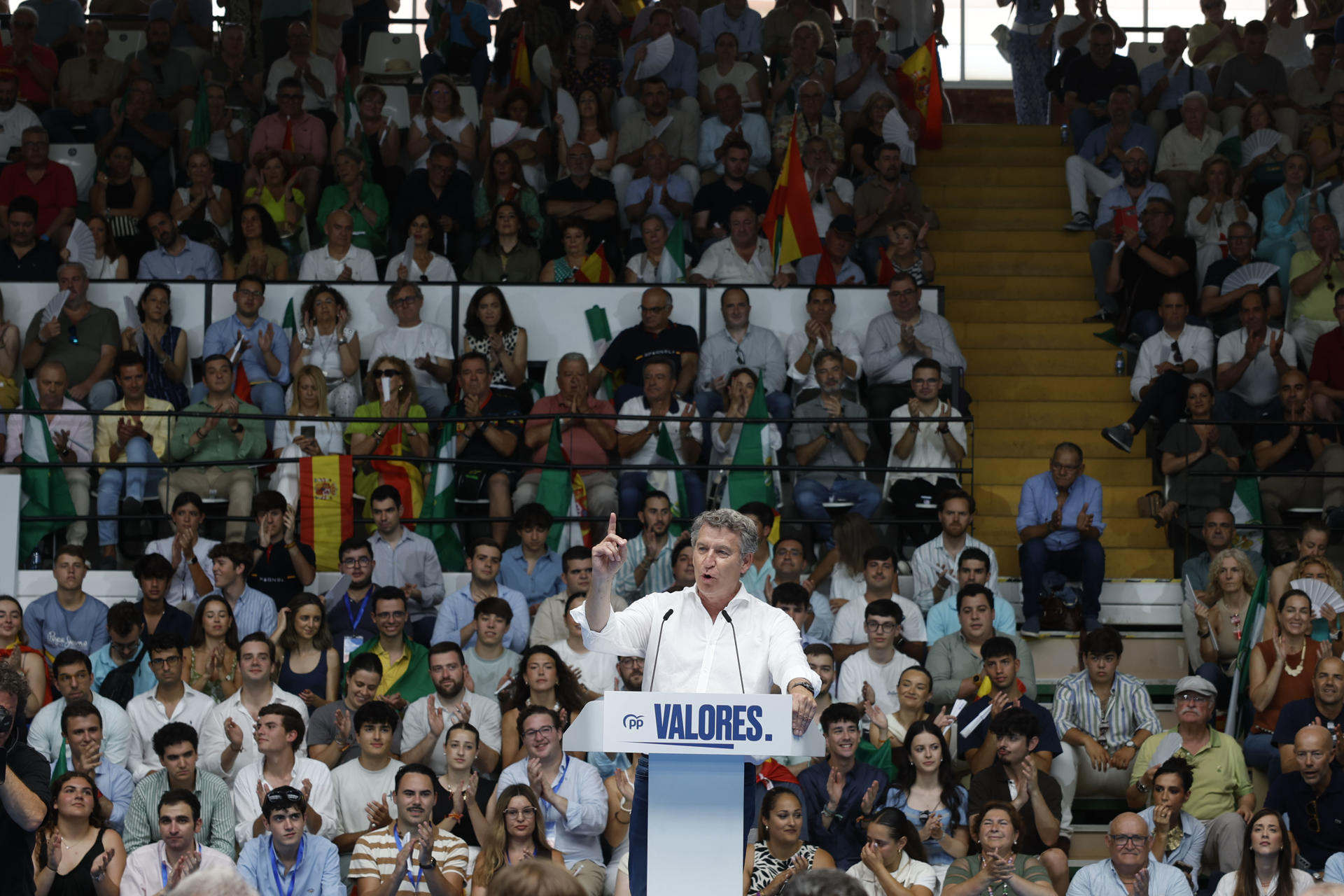 El líder del PP, Alberto Nuñez-Feijóo, interviene en un acto público con el lema "Málaga por la democracia" como colofón a una semana en la que los populares han insistido en pedir elecciones anticipadas tras la dimisión del ex secretario de organización del PSOE, Santos Cerdán, por su presunta vinculación con el caso Koldo y los cobros de comisiones. EFE/ Jorge Zapata