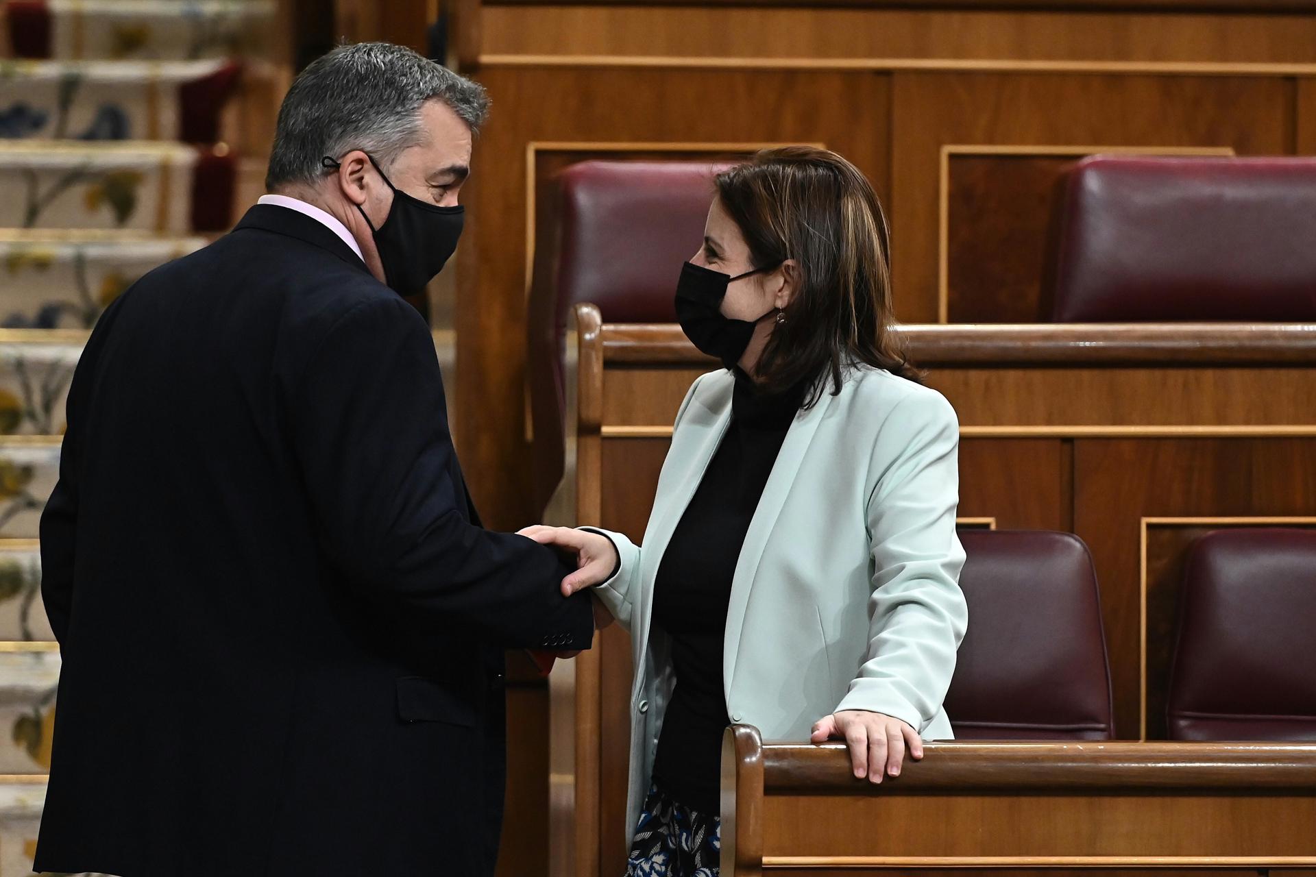 Imagen de archivo (17/11/2020) de la portavoz del PSOE en el Congreso de los Diputados, Adriana Lastra, y el diputado socialista Santos Cerdán en el pleno del Congreso de los Diputados. EFE/Fernando Villar