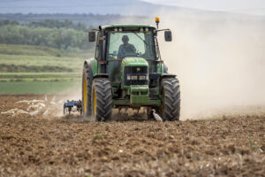 Imagen de archivo de un agricultor en la Rioja labrando con tractor la tierra. EFE/Raquel Manzanares