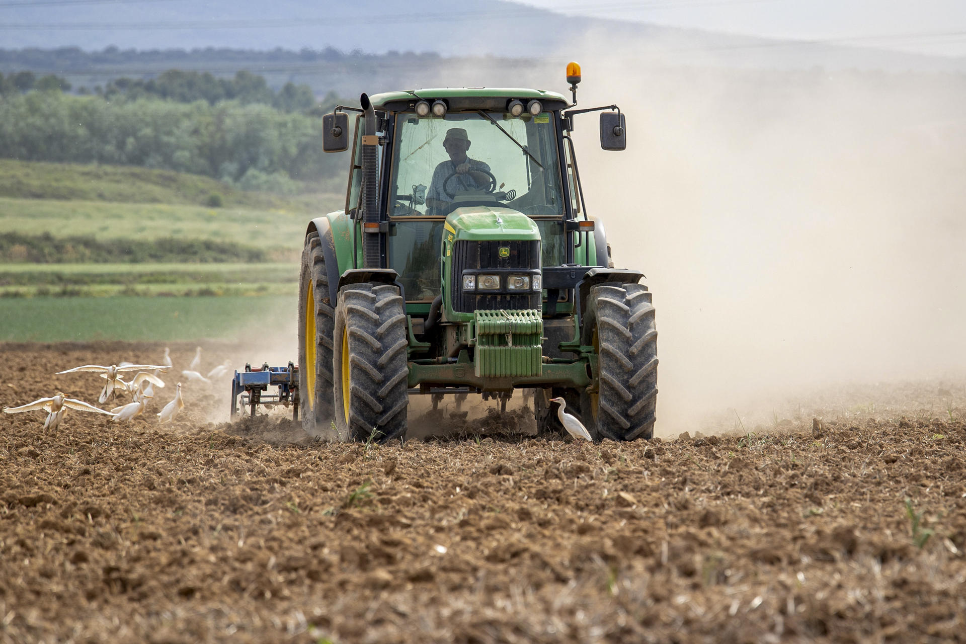 Imagen de archivo de un agricultor en la Rioja labrando con tractor la tierra. EFE/Raquel Manzanares