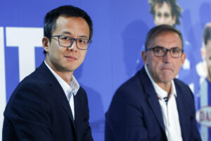 Imagen de archivo del consejero delegado del Espanyol, Mao Ye (i) y el director deportivo, Fran Garagarza (d). EFE/ Quique García