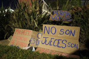 Fotografía que muestra carteles durante una protesta contra el fallo que dejó en firme una condena a prisión contra la expresidenta argentina Cristina Fernández, este jueves frente a la Corte Suprema de Justicia en Buenos Aires (Argentina). EFE/ Pablo Barrera