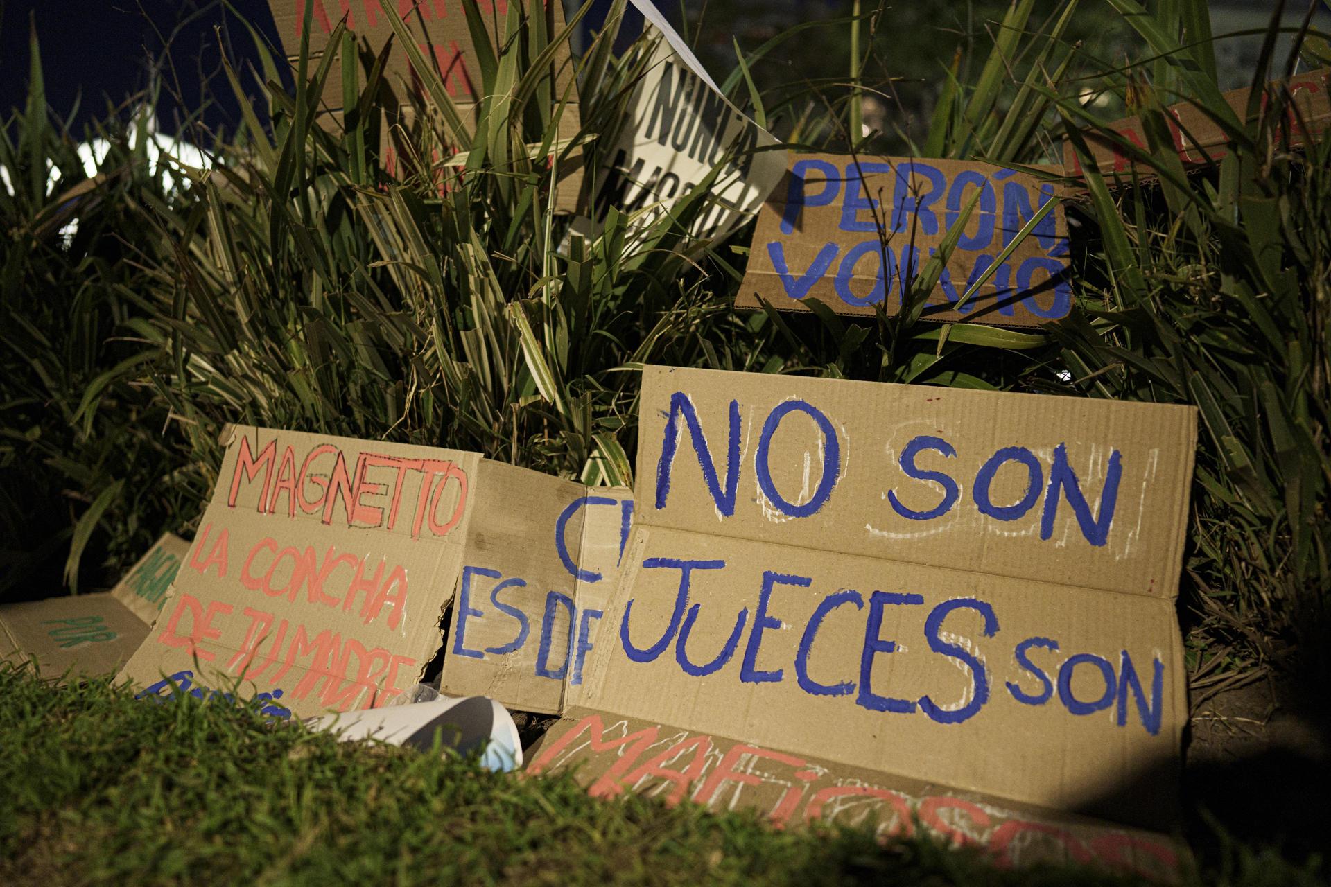 Fotografía que muestra carteles durante una protesta contra el fallo que dejó en firme una condena a prisión contra la expresidenta argentina Cristina Fernández, este jueves frente a la Corte Suprema de Justicia en Buenos Aires (Argentina). EFE/ Pablo Barrera