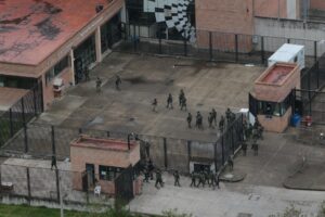 Fotografía de archivo, tomada el 14 de enero de 2024, de una vista general aérea de la cárcel de Turi mientras militares y policías retomaban el control de este centro penitenciario, durante un motín, en Cuenca (Ecuador). EFE/ Xavier Calvinagua