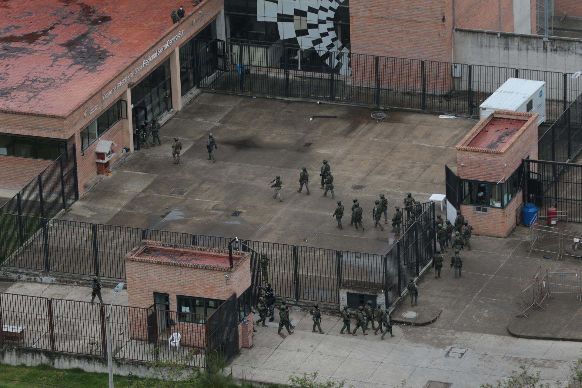 Fotografía de archivo, tomada el 14 de enero de 2024, de una vista general aérea de la cárcel de Turi mientras militares y policías retomaban el control de este centro penitenciario, durante un motín, en Cuenca (Ecuador). EFE/ Xavier Calvinagua