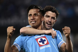 Ángel Sepúlveda (i) y José Ignacio Rivero, de Cruz Azul, celebran un gol en la final de la Concacaf Champions Cup entre Cruz Azul y Vancouver Whitecaps en el estadio Olímpico Universitario de Ciudad de México (México). EFE/José Méndez