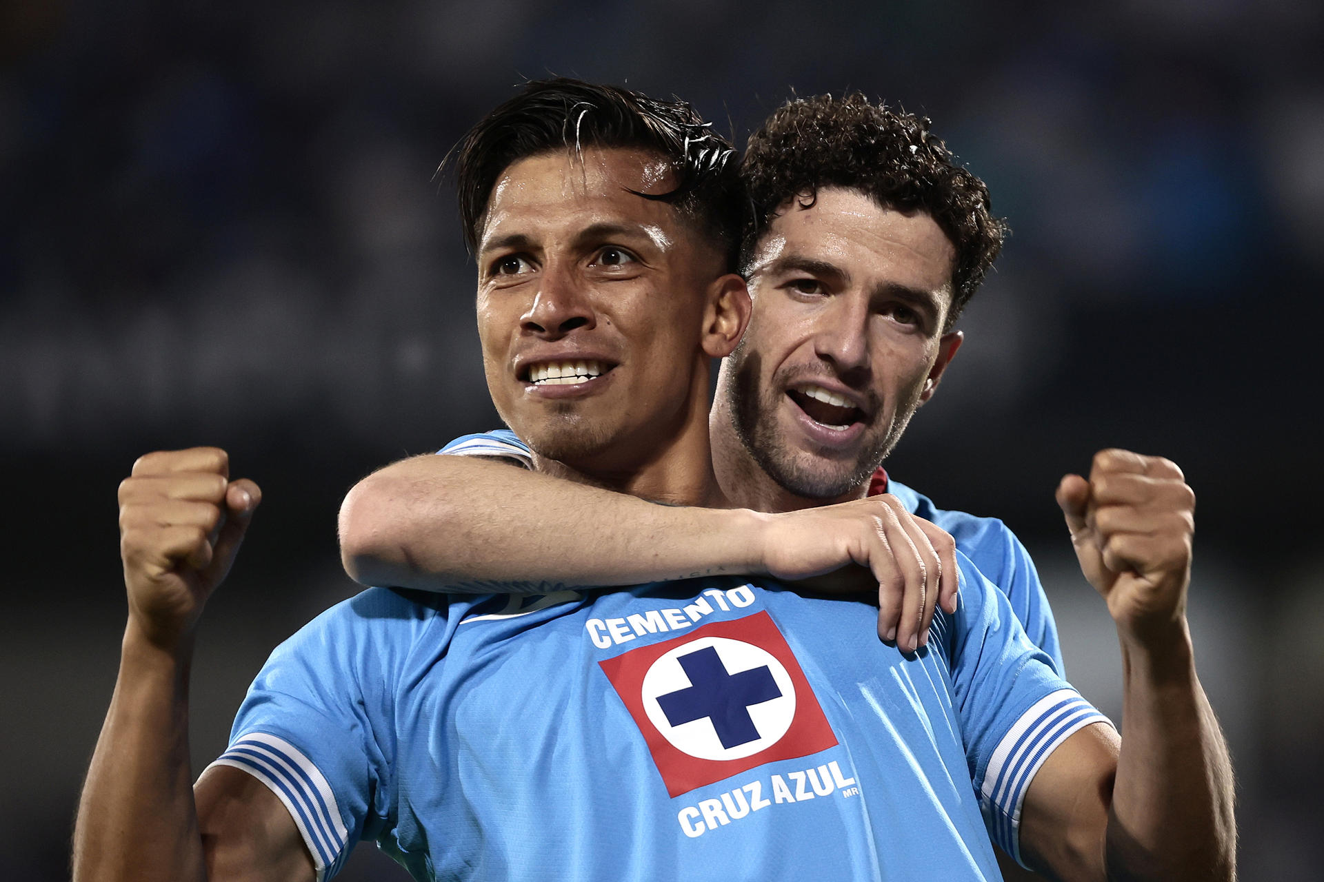 Ángel Sepúlveda (i) y José Ignacio Rivero, de Cruz Azul, celebran un gol en la final de la Concacaf Champions Cup entre Cruz Azul y Vancouver Whitecaps en el estadio Olímpico Universitario de Ciudad de México (México). EFE/José Méndez