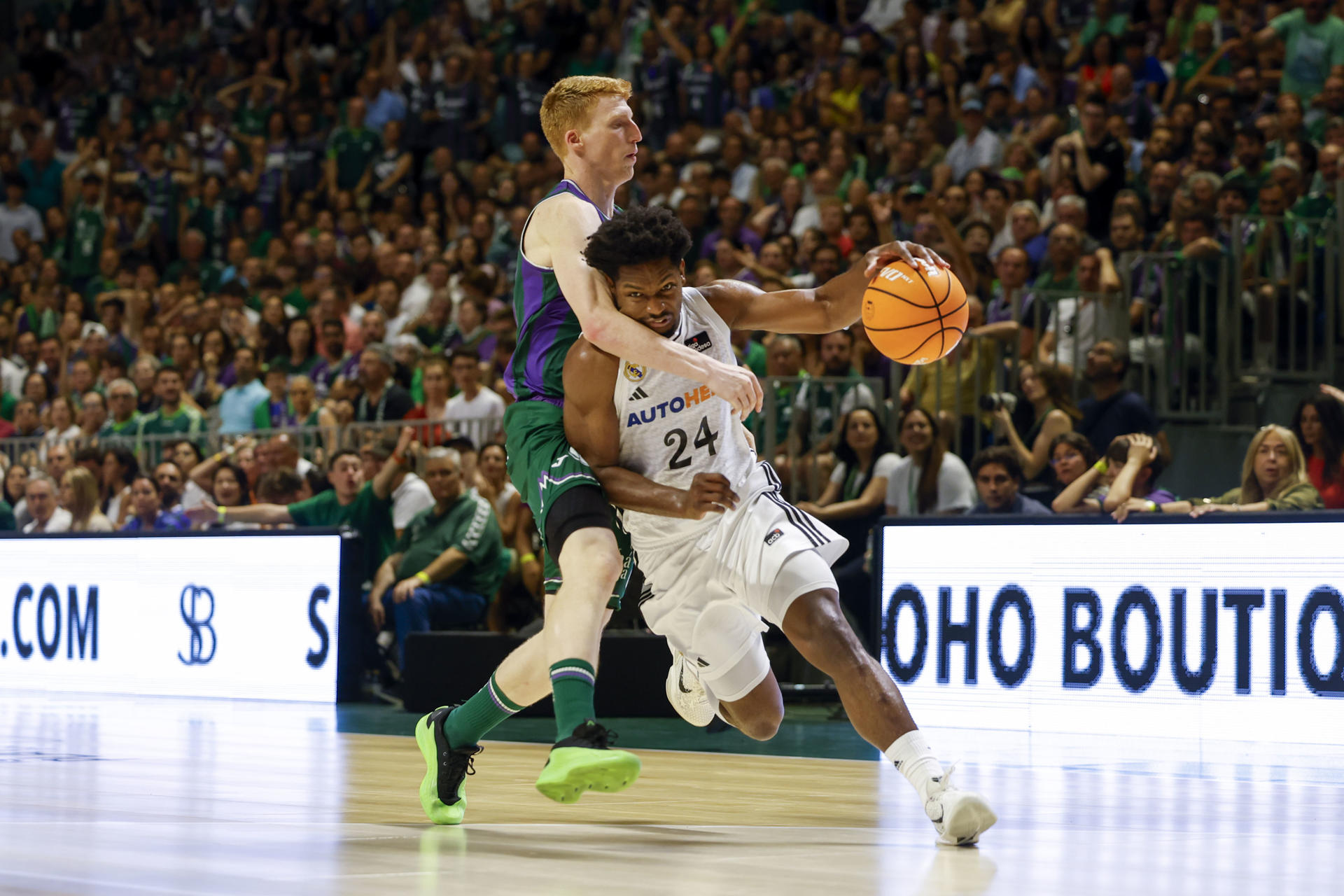 El base del Unicaja Alberto Diaz (i) en acción ante el base dominicano del Real Madrid Andrés Feliz durante el tercer partido de semifinales de la Liga Endesa de Baloncesto entre Unicaja y Real Madrid, este domingo en el Palacio de Deportes José María Martín Carpena de Málaga. EFE/ Jorge Zapata