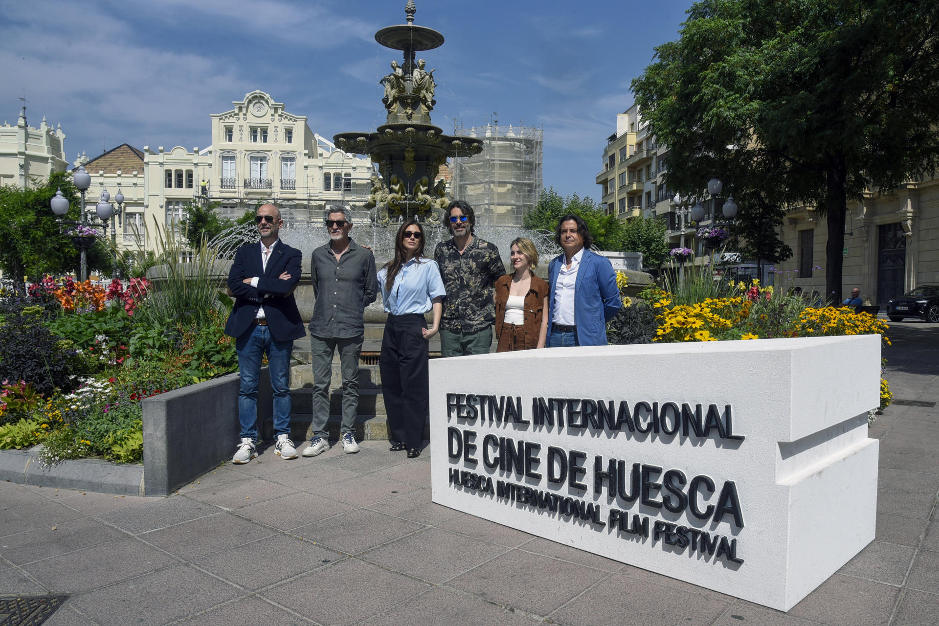 Los actores Eduardo Noriega (3d), Blanca Suárez (3i) y Laura Mora (2d), el director Antonio Hernández (2i), el productor Ramiro Acero (i) y el escritor Juan Bolea (d) posan durante la presentación en primicia del tráiler de la película "Parecido a un asesinato" este viernes en el Festival de cine de Huesca. La cinta está basada en la novela homónima de Bolea. EFE/ Javier Blasco