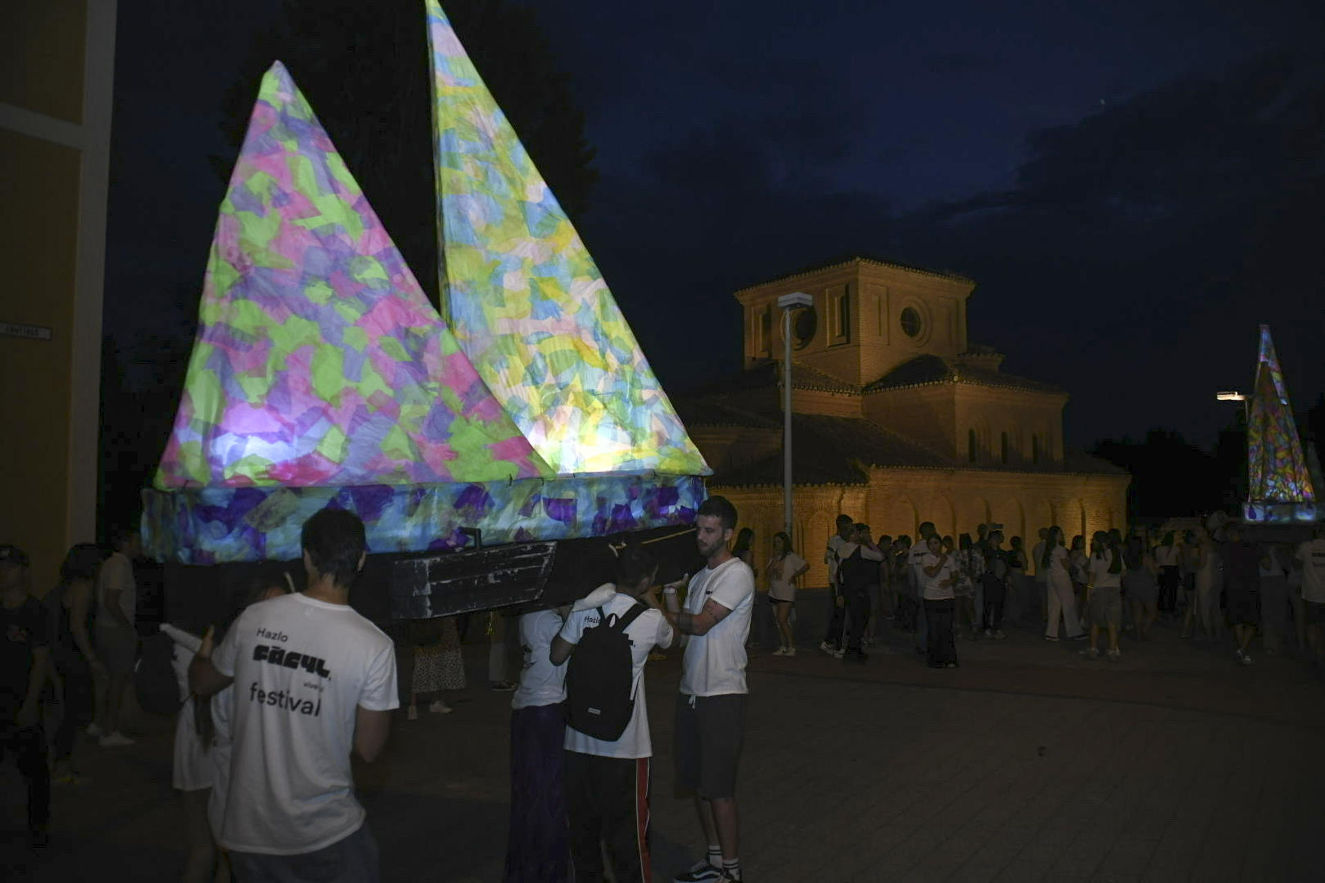 Sinopsis el espectáculo del festival de las artes de CYL,el evento que recorre el Puente Romano y el río Tormes, con barcos iluminados hechos por los propios chicos con materiales reciclados, creando un espectáculo visual acompañado de música, fuego y percusión.Con un presupuesto de unos 10.000 euros, se busca hacer una noche mágica, reivindicando el talento y la aportación de estos jóvenes a la ciudad, en el marco de un proyecto conjunto con el Ayuntamiento que también incluye acciones medioambientales como la instalación de nidos, hoteles de insectos y oasis de mariposas, este jueves en Salamanca. EFE/JMGARCIA