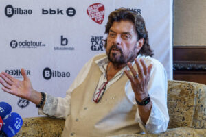 El productor, compositor y cantante británico Alan Parsons, cabeza de cartel del BBK Bilbao Music Legends, comparece ante los medios de comunicación este viernes en Bilbao en la víspera de su concierto en el Festival. EFE/Javier Zorrilla