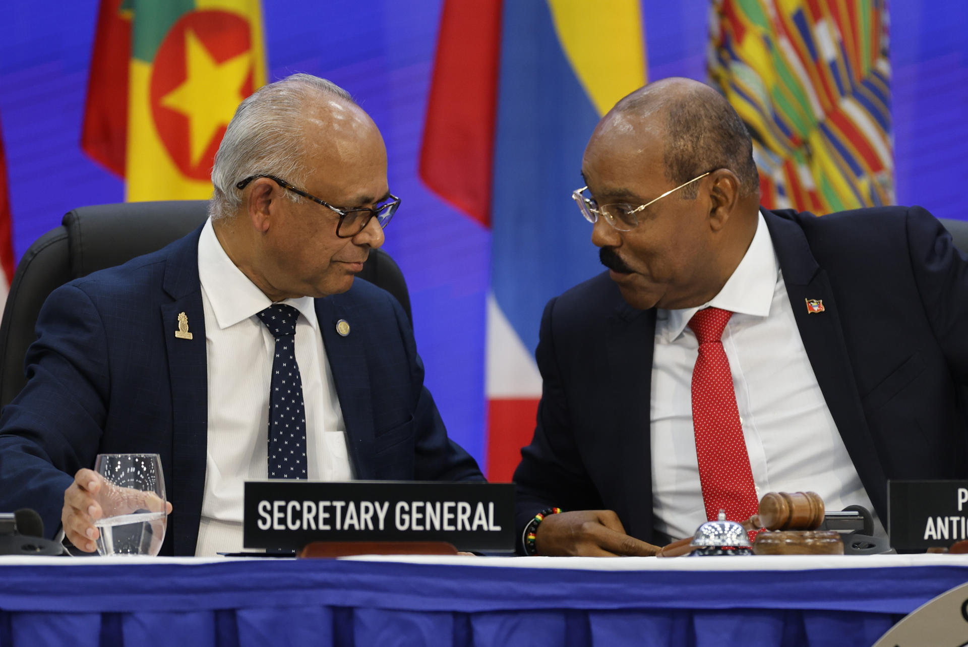 El secretario general de la Organización de Estados Americanos (OEA), Albert Ramdin (i), fue captado este miércoles, 25 de junio, al hablar con el primer ministro de Antigua y Barbuda, Gaston Browne, durante la sesión de apertura de la 55ª Asamblea General de la OEA, en Saint John's (Antigua y Barbuda). EFE/Bienvenido Velasco