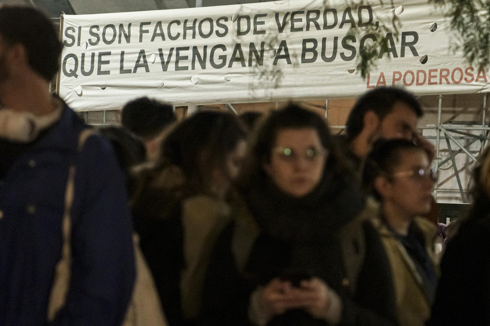 Fotografía que muestra un cartel durante una protesta contra el fallo que dejó en firme una condena a prisión contra la expresidenta argentina Cristina Fernández, este jueves frente a la Corte Suprema de Justicia en Buenos Aires (Argentina). EFE/ Pablo Barrera