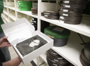 Imagen de archivo de una foto del cineasta Carlos Saura en el archivo del Festival de cine de San Sebastián. EFE/Juan Herrero.