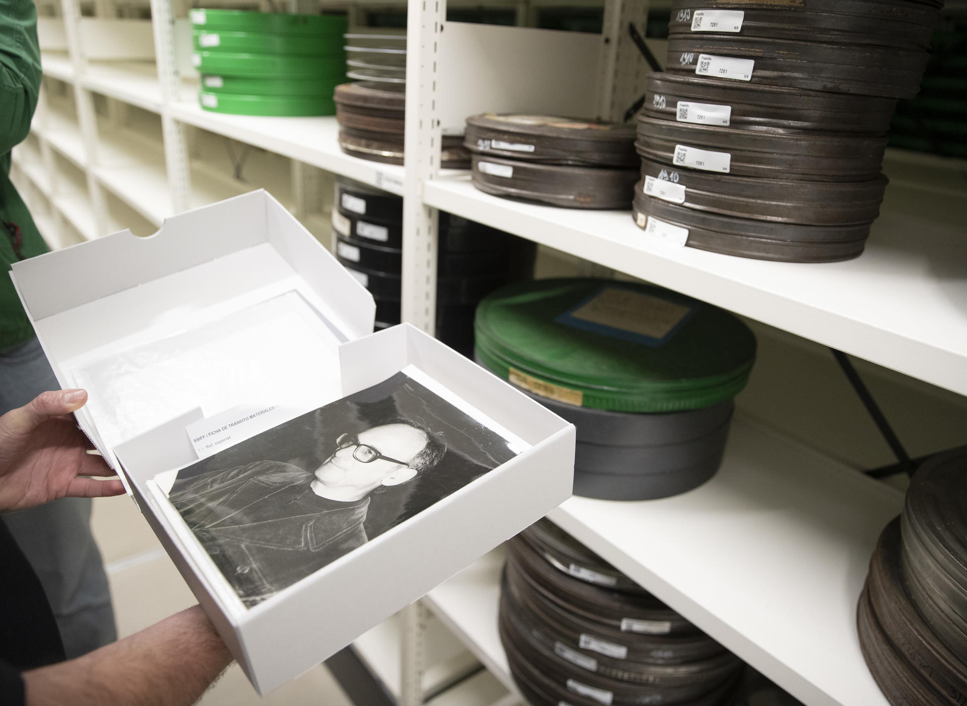 Imagen de archivo de una foto del cineasta Carlos Saura en el archivo del Festival de cine de San Sebastián. EFE/Juan Herrero.