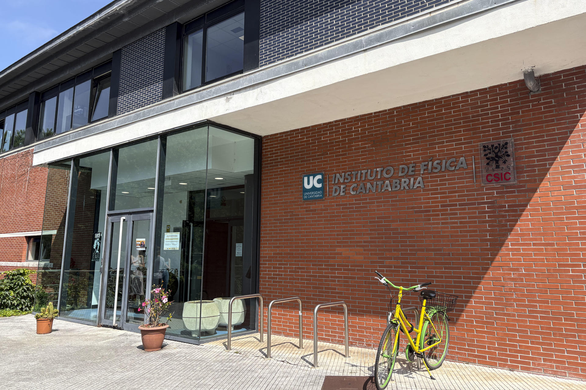 El Instituto de Física de Cantabria (IFCA) celebra 30 años de evolución, crecimiento y nuevos recursos de investigación en este campo, que le sitúan de forma sistemática en la élite de la materia, pero con límites de espacio en sus instalaciones y en la plantilla de científicos con la que cuenta. EFE/ Eva García González