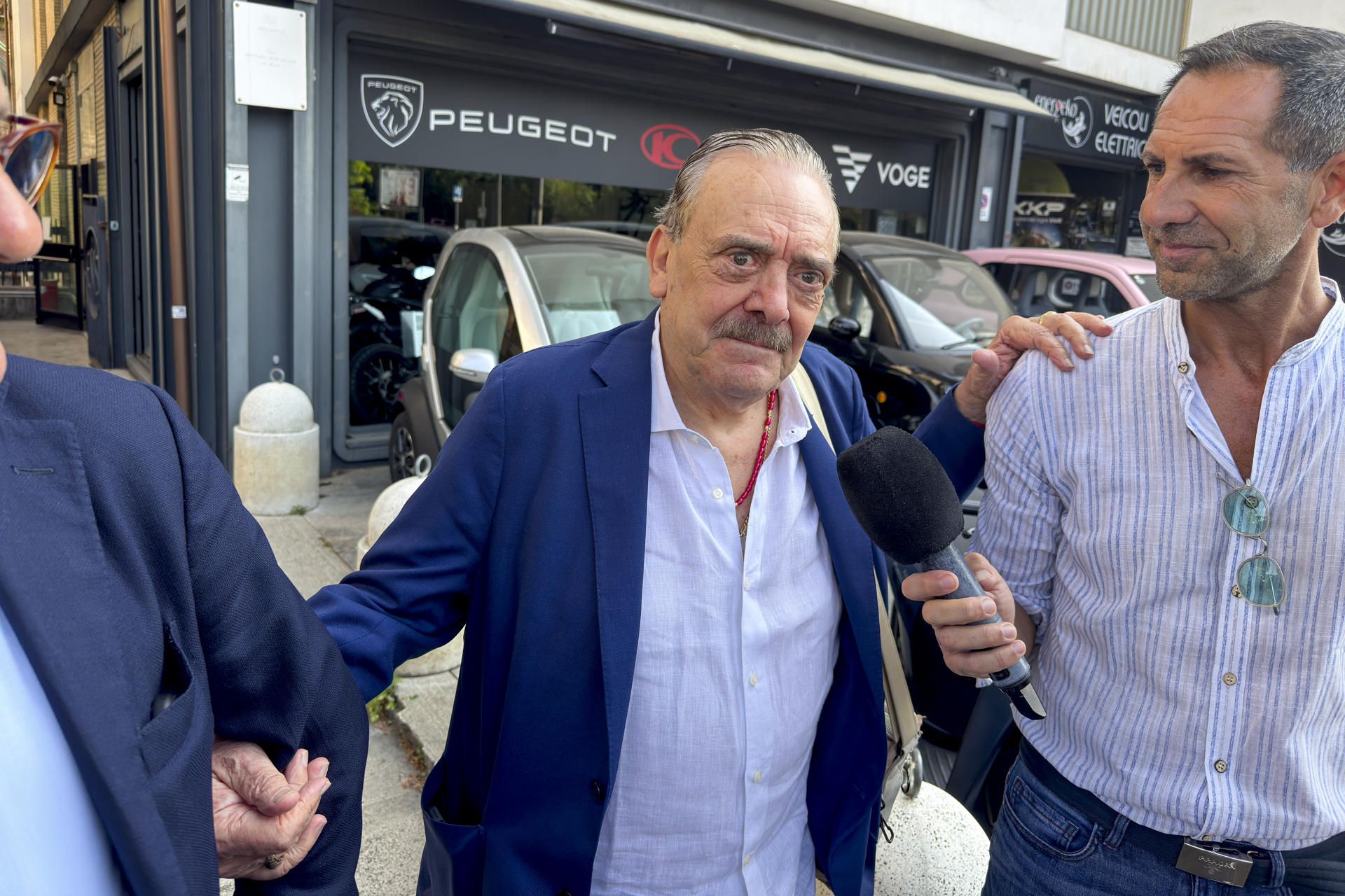 El Tribunal de Roma ha citado al actor francés Gérard Depardieu, acusado de agredir al paparazzi italiano Rino Barillari (c), en mayo de 2024, cuando éste intentó fotografiarlo junto a su esposa en la capital italiana. Depardieu no ha comparecido este martes en Roma y el juicio por presunta agresión a paparazzi continúa.- EFE/ Daniel Cáceres